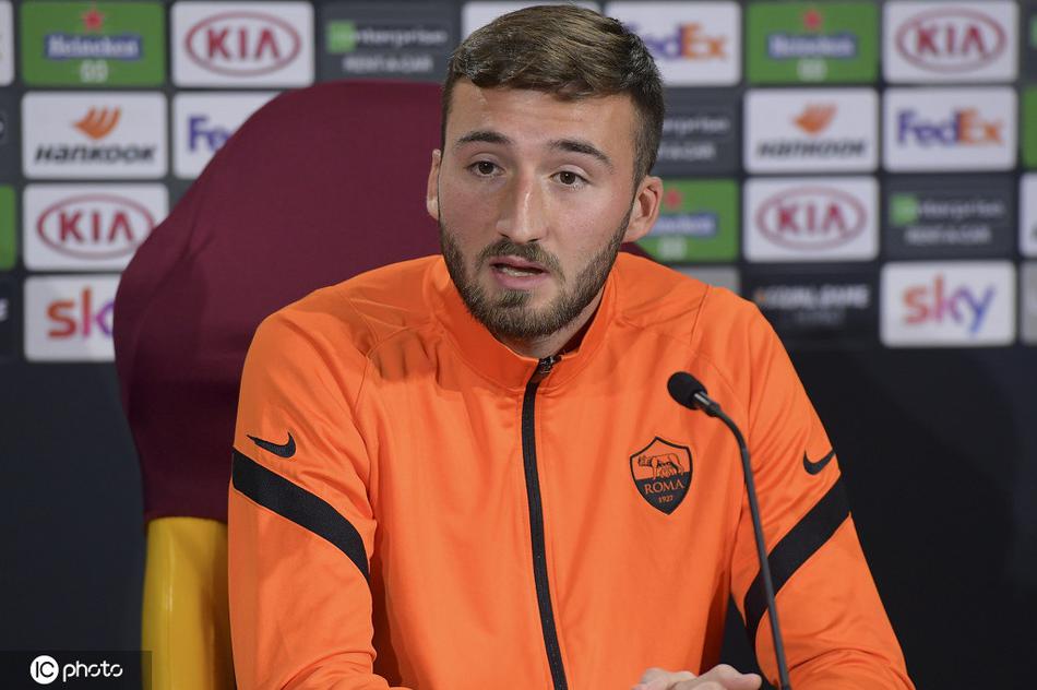 罗马主帅丰塞卡在发布会上神情专注，双眼炯炯有神地注视着台下，举手投足间充满了对胜利的渴望与坚定