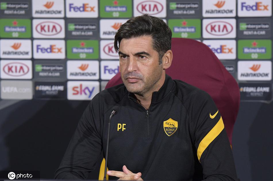 发布会现场的媒体记者们全神贯注，手中的相机和录音笔如长枪短炮般对准发言席，记录下每一个关键提问