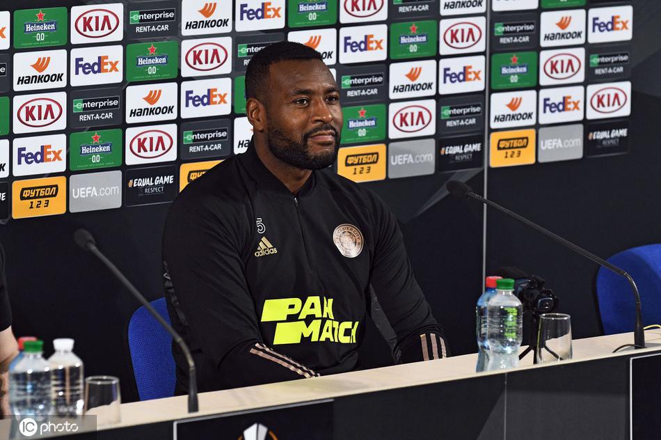 在欧联杯赛前发布会明亮的灯光下，罗杰斯目光深邃，正用手势强调球队的战术纪律与必胜决心