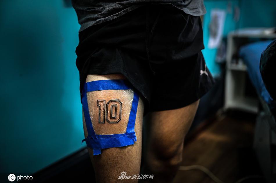 在另一家纹身店里，一位球迷选择将马拉多纳的签名纹在自己的手臂上，仿佛是在与偶像签订一份永恒的契约，细腻的笔迹在皮肤上显得格外珍贵与私密。