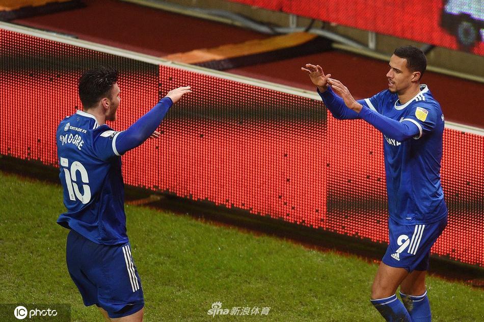 进球后的肖恩·莫里森被疯狂的队友们团团围住，他紧握双拳，仰天长啸，脸上写满了激动与释放，这一刻他完成了从罪人到英雄的完美蜕变。