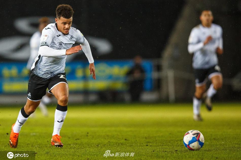 伯恩茅斯边锋斯坦尼斯拉斯内切兜射远角，皮球划出弧线遗憾偏出立柱