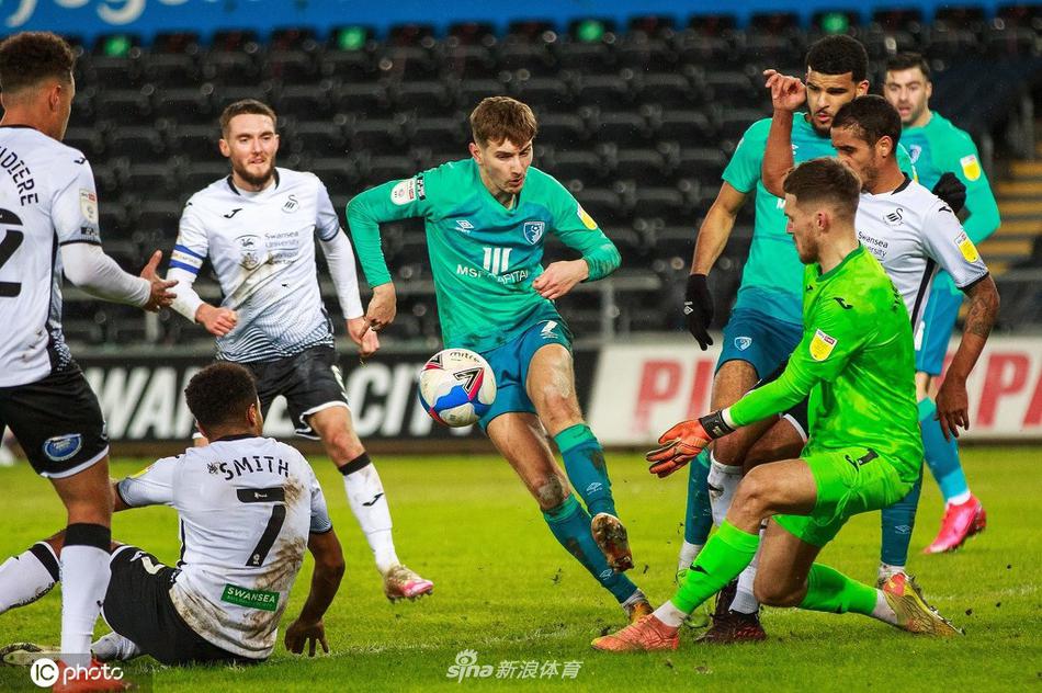 斯旺西门将伍德曼出击化险，在布鲁克斯脚下勇猛扑救力保城门不失