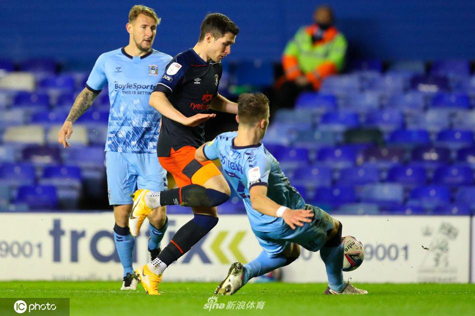 卢顿队长索尼·布拉迪在一次定位球进攻中高高跃起争顶，他在比赛最后时刻依然不懈地寻找机会，展现了球队强烈的求胜欲望。