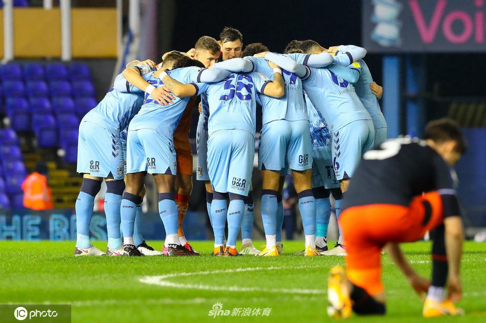 考文垂的中场发动机古斯塔沃·哈默在对方严密防守下依然努力控球组织进攻，他全场比赛被侵犯次数最多，是球队攻防转换的关键人物。