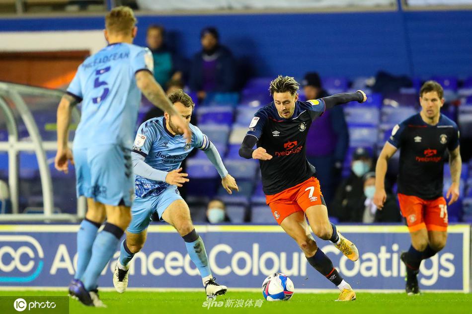 卢顿球员在一次快速反击中带球突破，考文垂两名防守球员迅速形成合围之势，通过强硬的贴身逼抢将这次有威胁的攻势化解。