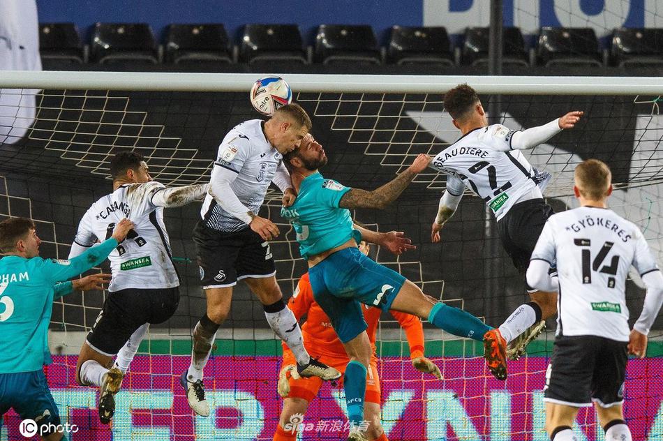 斯旺西妖锋洛维突破重围起脚劲射，伯恩茅斯门将贝戈维奇稳健将球没收