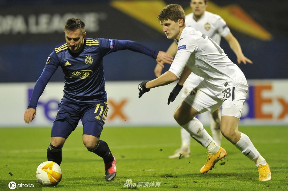 迪纳摩球员进球后仰天长啸，寒冷空气与他口中呼出的白气交织，仿佛要将整个赛季的压抑在这一刻尽情释放。