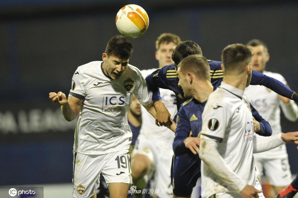 迪纳摩球员在拼抢中飞身铲断，草皮上的水渍随着他的动作飞溅而起，这一刻的专注与凶狠，冻结了莫斯科中央陆军反击的希望。