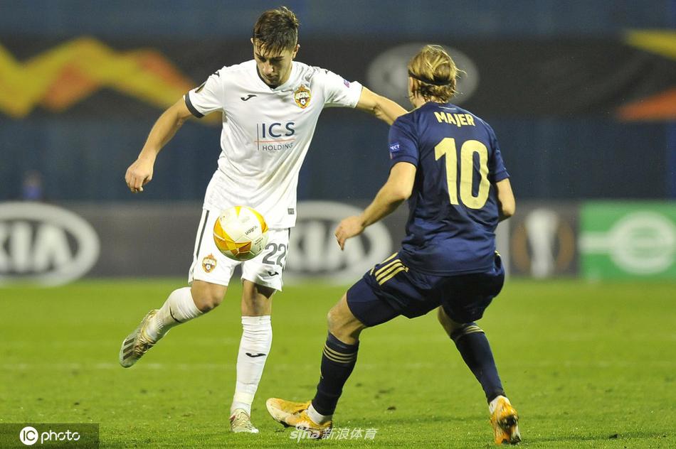 萨格勒布迪纳摩球员们紧紧相拥庆祝胜利，呼吸的雾气连成一片，在这寒冷的冬夜里，团队的热血是抵御一切寒冷的最好屏障。