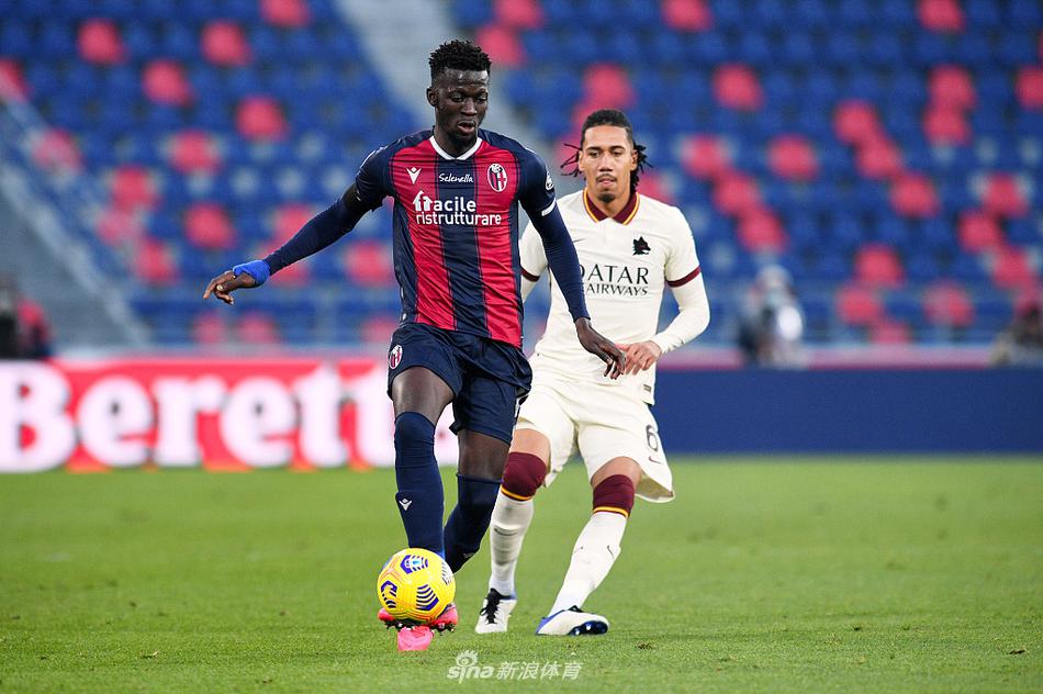 罗马中场大将韦勒图在破门后张开双臂激情奔跑庆祝，他身后的队友们正疯狂地追赶着他，看台上的客队球迷区域旗帜飞扬，欢呼声仿佛要冲破夜空，这一刻，罗马球员的喜悦与激情被完美定格。