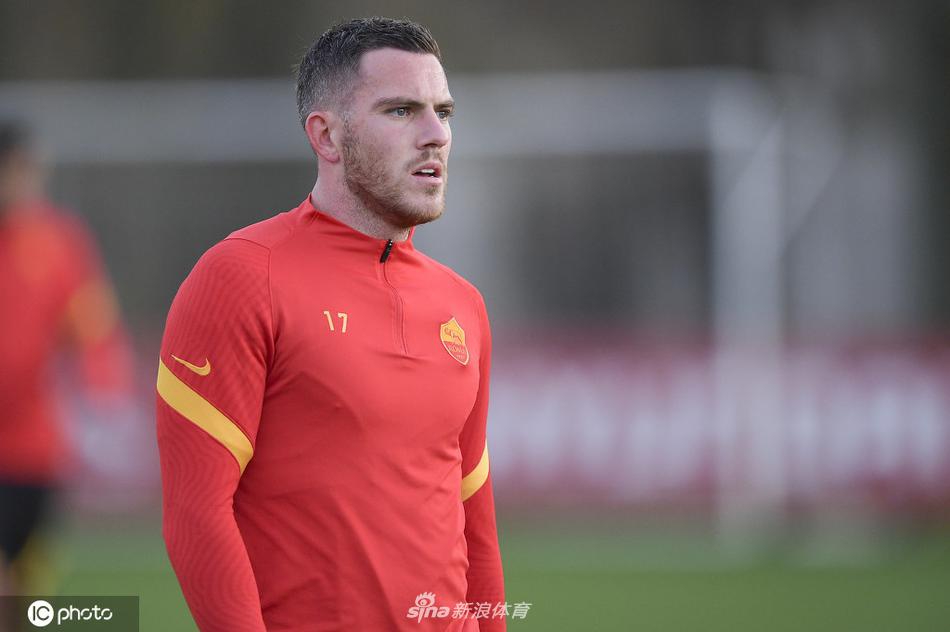 罗马训练场上空乌云密布，但场边的灯光却显得格外明亮，照亮了球员们专注的身影，整个画面充满大战前的凝重与期待。