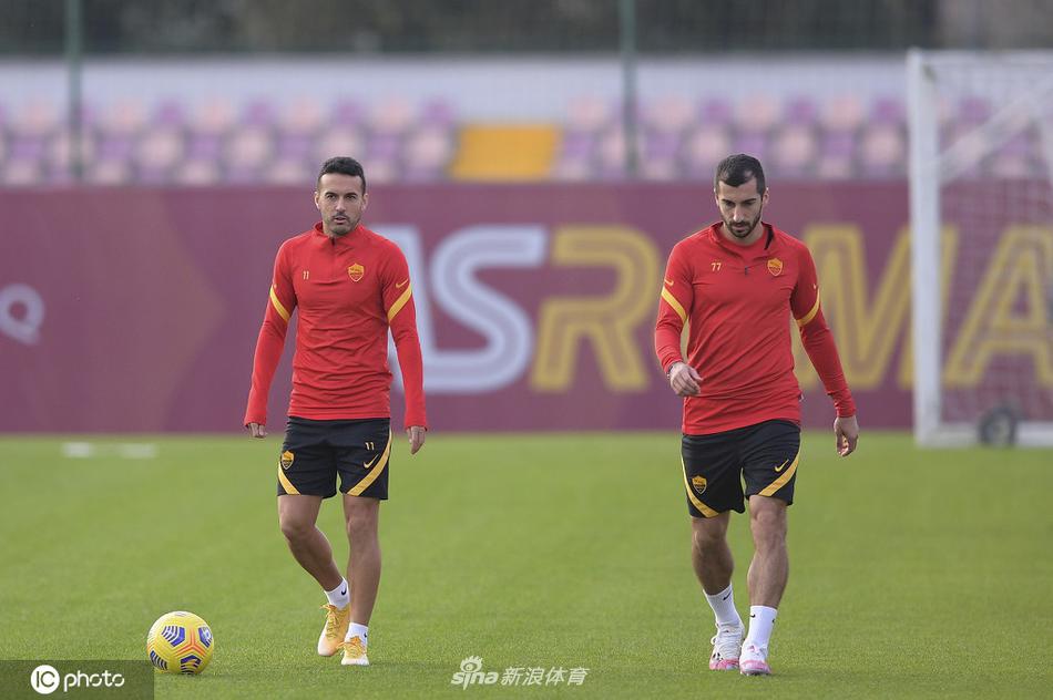 训练结束后，一名罗马球员独自加练射门，皮球应声入网，空荡的看台与球员孤独而执着的背影，定格了对胜利的渴望。