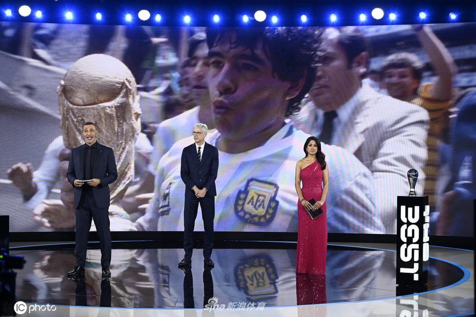 在苏黎世颁奖典礼的聚光灯下，大屏幕播放着马拉多纳昔日驰骋绿茵的影像，全场嘉宾起立鼓掌，向这位远去的足球上帝致以最深沉的敬意。