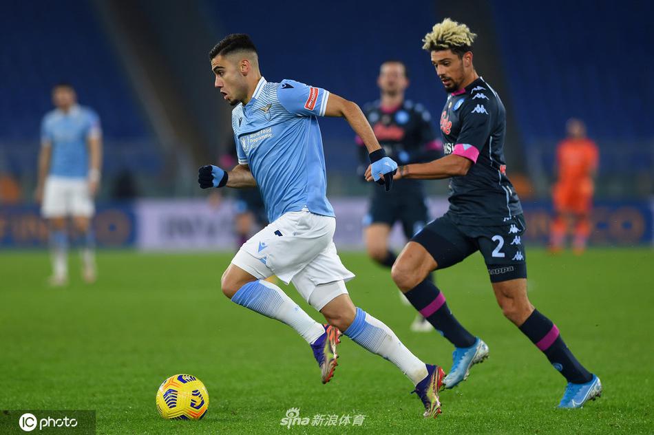 拉齐奥前锋因莫比莱在禁区内高高跃起头球破门的瞬间，球在空中划出一道弧线，身后是那不勒斯防守球员绝望的眼神