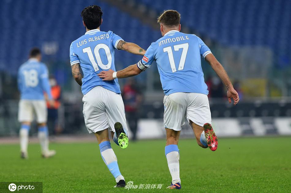 那不勒斯边锋洛萨诺在拼抢中痛苦倒地，手捂受伤的脚踝，表情痛苦，队医已经冲入场内进行紧急处理