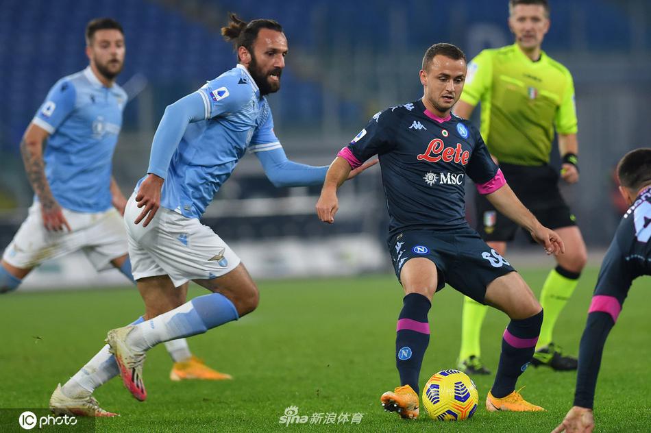 拉齐奥门将雷纳在门线上舒展身体，做出精彩的两连扑，一次扑出对方的劲射，另一次则用指尖将皮球托出横梁，力保球门不失