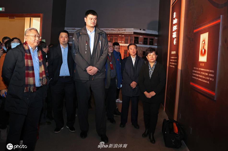参观接近尾声,姚明在展厅内悠然漫步,背景是记载着篮球发展历程的展墙,他高大的背影在暖黄色的灯光下显得格外沉稳而坚定。