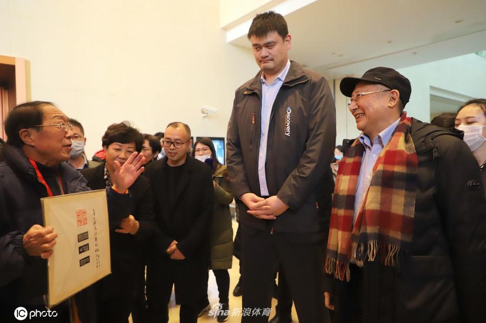 姚明在CBA总冠军奖杯“至尊鼎”前留影,他的身影与奖杯的线条融为一体,脸上带着欣慰的微笑,仿佛看到了中国职业篮球辉煌的现在与未来。