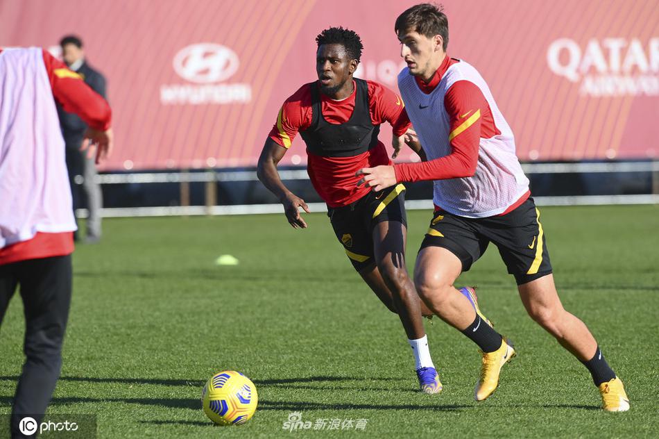 姆希塔良与佩莱格里尼进行传中包抄配合，罗马攻击群状态火热剑指三分