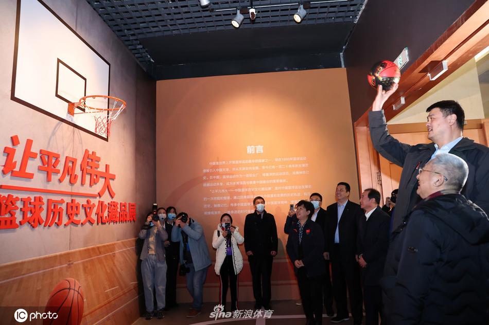 姚明微微俯身,巨大的身影与展柜中精致的奖牌形成鲜明对比,他紧锁眉头仔细端详着每一件藏品,神态谦逊而虔诚,流露出对历史的无限敬畏。