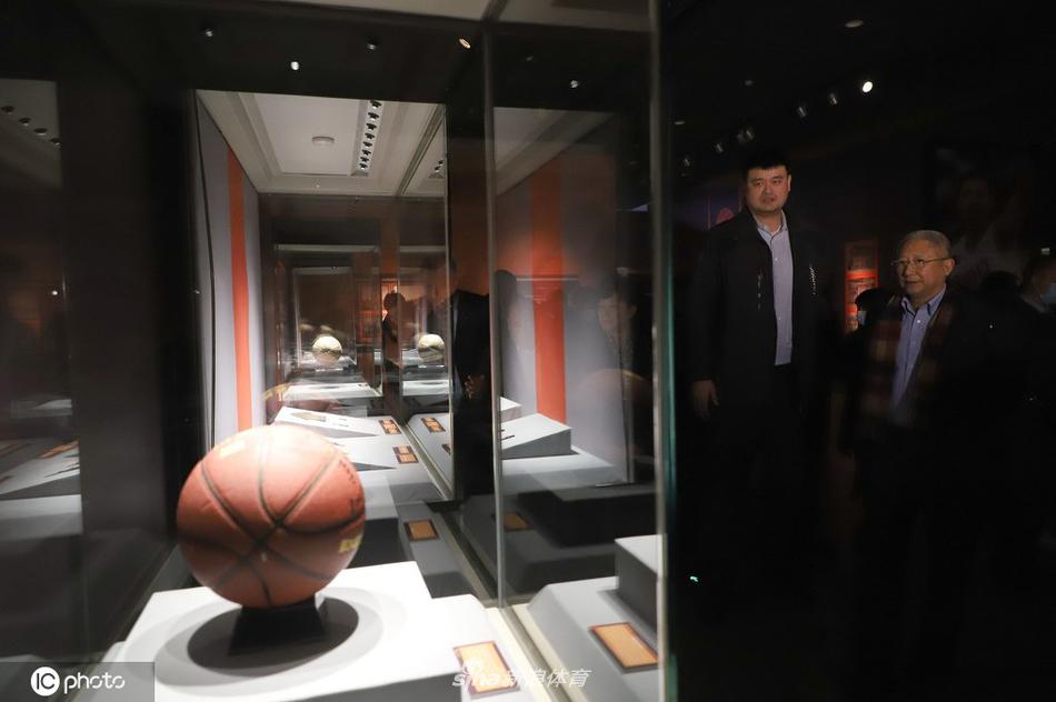 在一座老式比赛计时钟前,姚明化身义务讲解员,他用手比划着,耐心地为周围的人讲述这个古老计时器的运作原理,脸上洋溢着分享知识的喜悦。