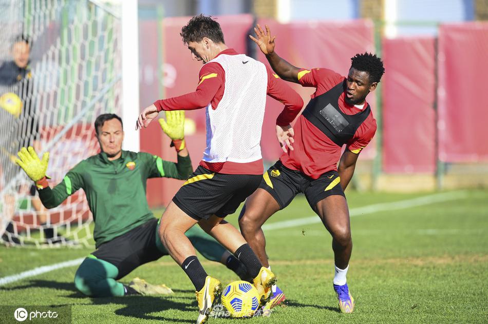 斯莫林领衔后防铁闸，罗马后卫线进行高强度防守演练，全力构筑禁区防线