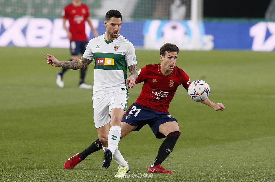 埃尔切球员们在下半场开局闪电扳平后疯狂庆祝，进球的菲德尔被队友紧紧拥抱，场边的广告牌也映衬出主场扳平比分的狂喜氛围。