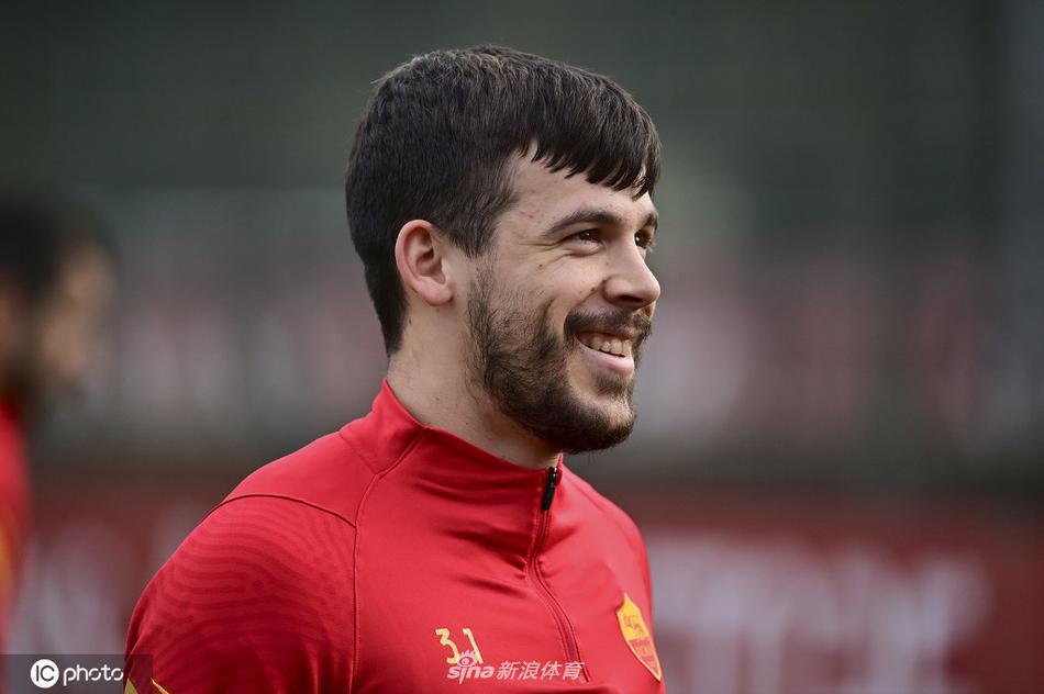 罗马队长哲科在训练中露出坚毅的眼神，他张开双臂准备接球，身旁的队友正全神贯注地观察他的跑位，训练场上空的阴云也遮不住他眼中的斗志。