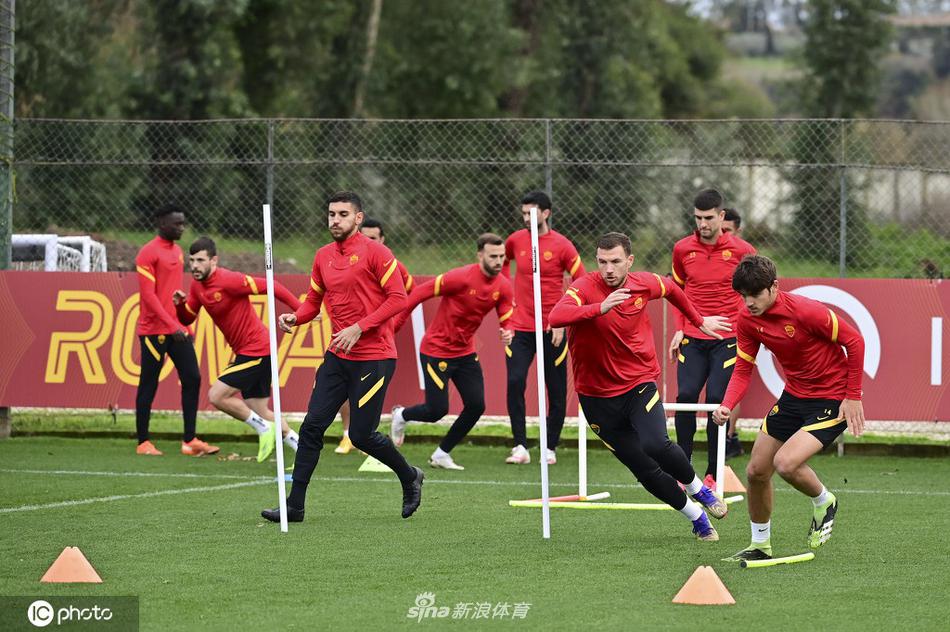 多名罗马球员在训练场上排成一列，进行冲刺跑训练。他们身姿矫健，步伐有力，扬起的草屑和专注的神情，将备战日的紧张与激情定格在这一瞬间。