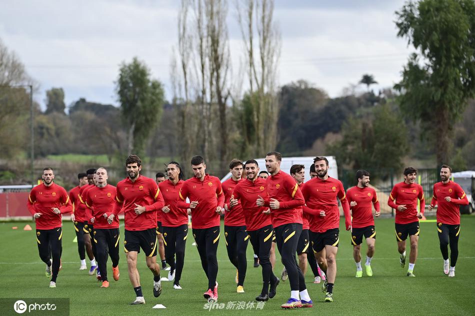 罗马球员们围成一个紧密的圆圈，队长哲科站在圆心处，仿佛在布置着什么战术要点。所有人的目光都聚焦在他身上，这是团队信任和领袖魅力的最佳写照。