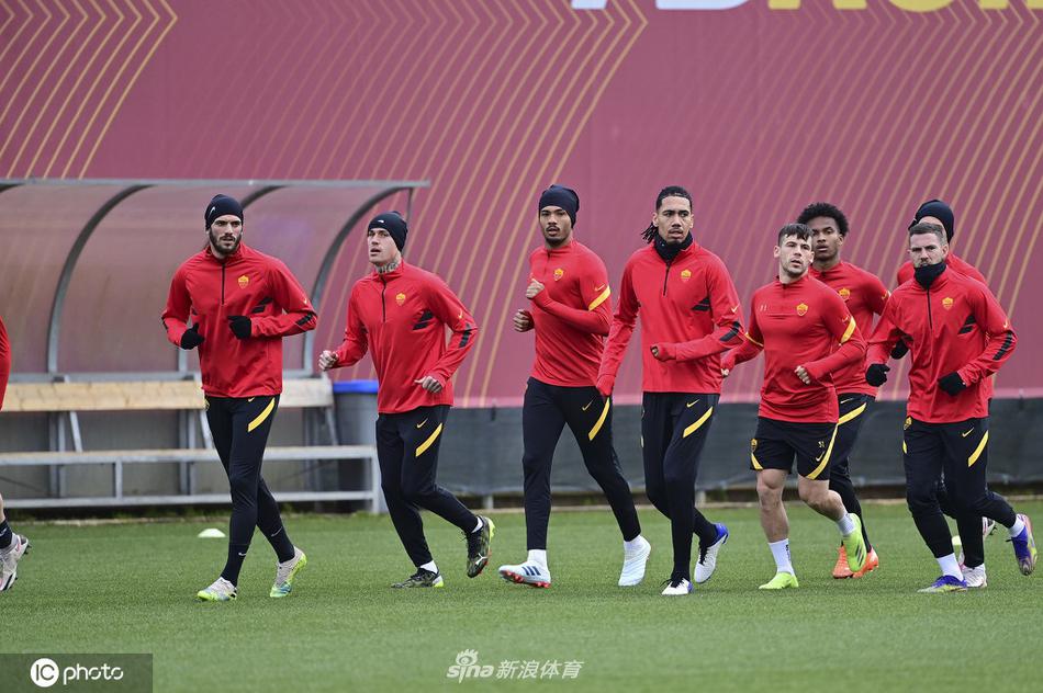 门将位置是球队最后的屏障，洛佩斯侧身飞扑，指尖几乎触碰到皮球的瞬间，定格了他守护球门的坚定决心。