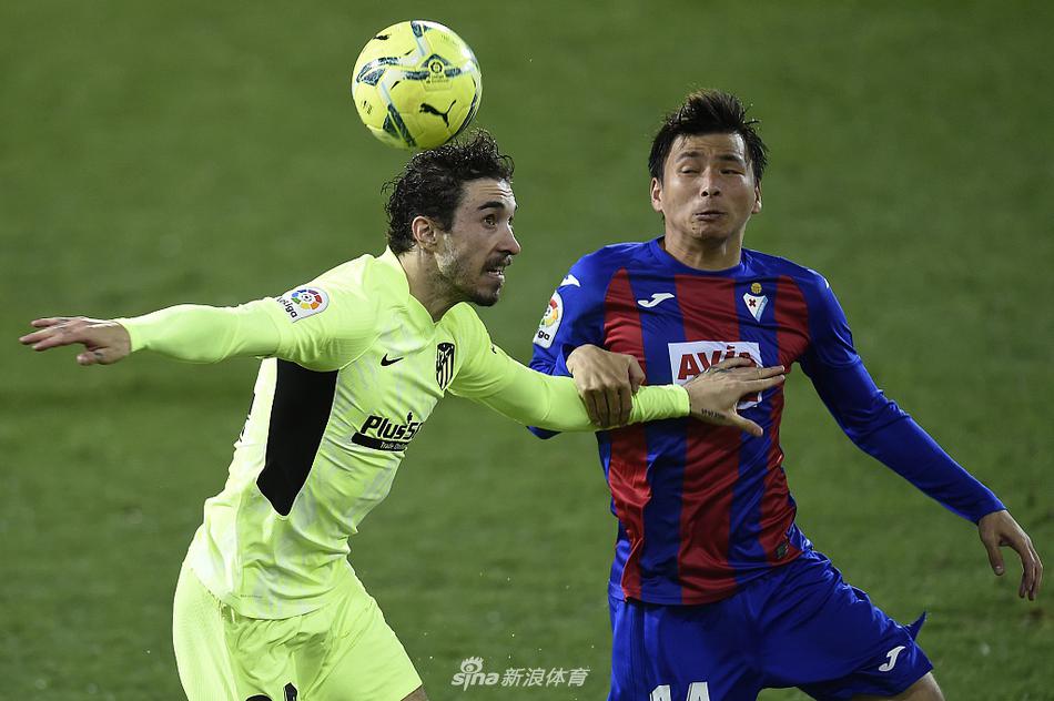 埃瓦尔后卫阿尔维利亚无奈地伸手拉起倒在禁区内的苏亚雷斯，他的脸上写满了后悔与失落，正是这次犯规送给了对手绝杀比赛的点球。