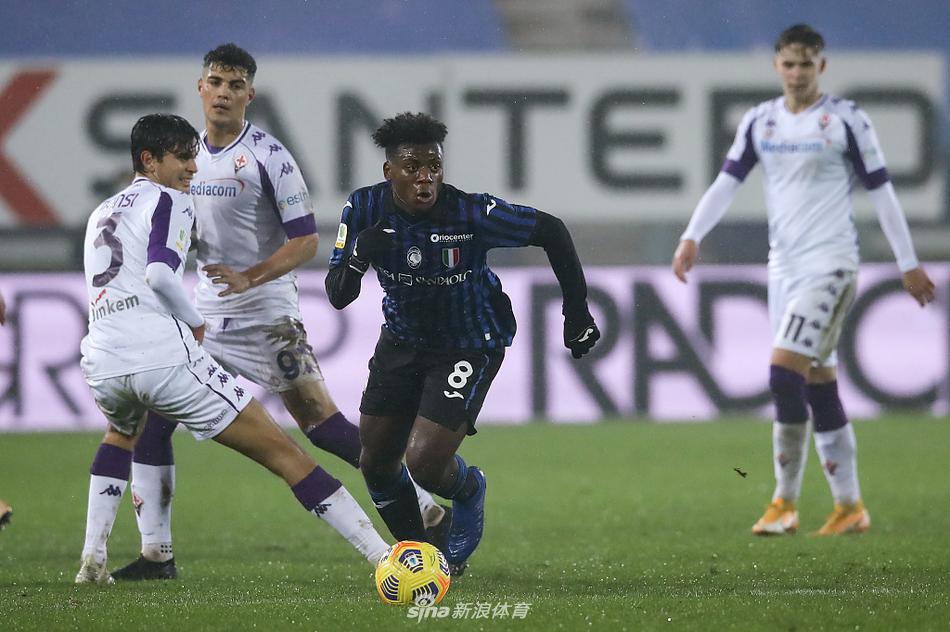 比赛结束后，失利的佛罗伦萨小将难掩失落之情，他低头缓缓走向场边，紫色的球衣在空旷的球场背景下显得格外落寞。