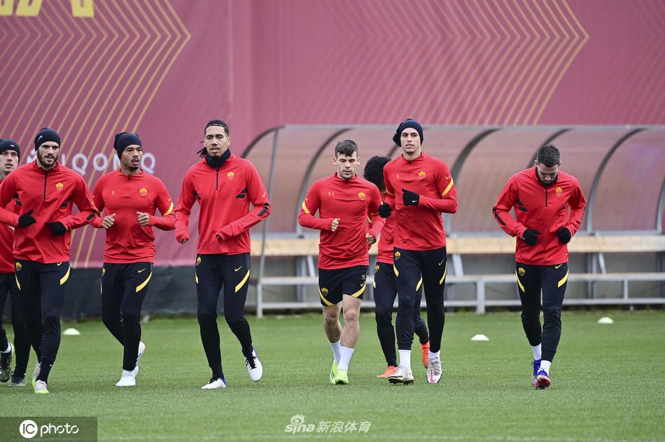 曼奇尼在后场犹如一道移动的城墙，他精准的卡位将对方的进攻球员挡在身后，展现出防守核心的沉着与霸气。