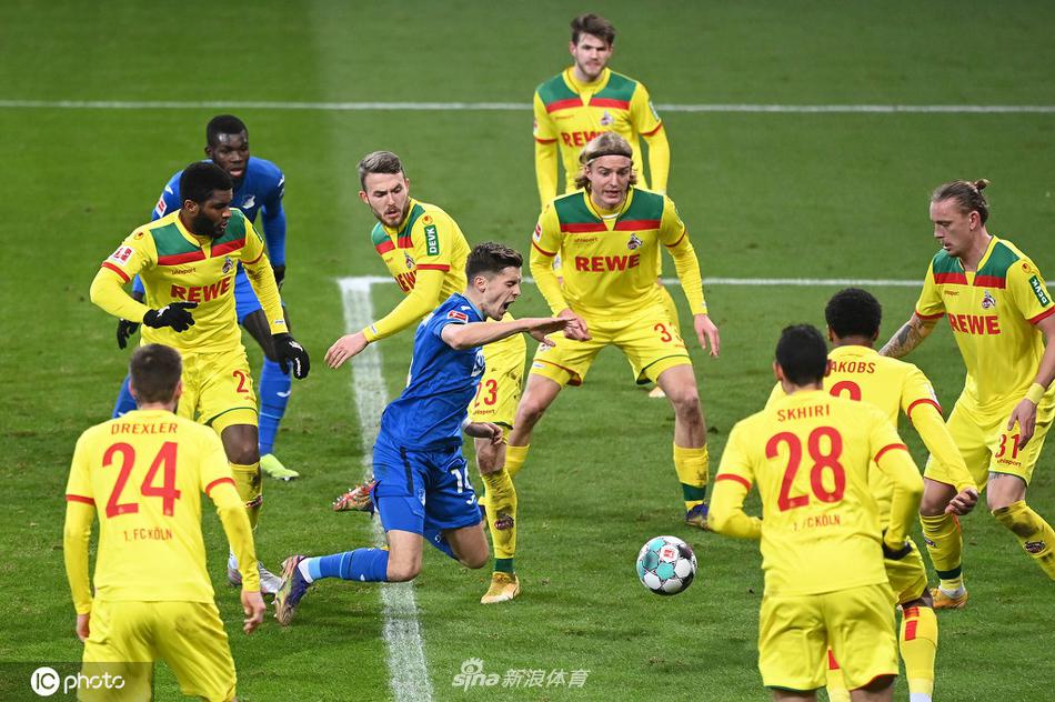 霍芬海姆门将鲍曼双拳将莫德斯特主罚的点球奋力击出，瞬间定格的手臂线条充满了力量感，门线前的他犹如一座无法逾越的高山，让科隆前锋最终无功而返。