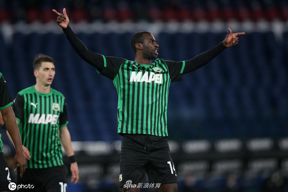 米林科维奇-萨维奇在人群中以千钧之力头球攻门，皮球如出膛炮弹般飞向球门，背景中模糊的对手成了他庆祝的背景板。