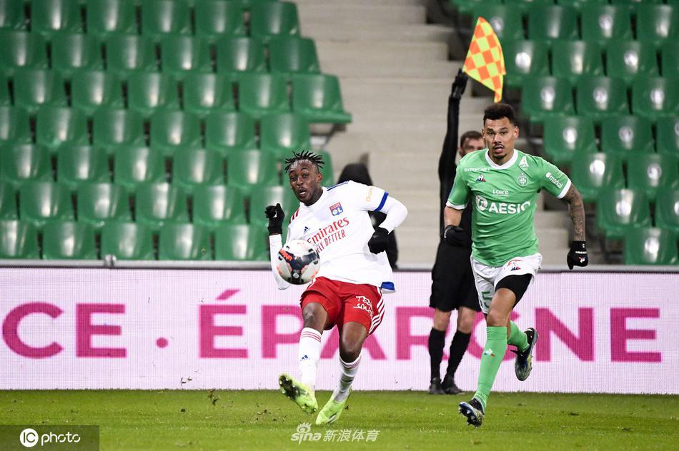里昂核心德佩主罚任意球瞬间，皮球划出美妙弧线飞向球门，门前双方球员争抢位置