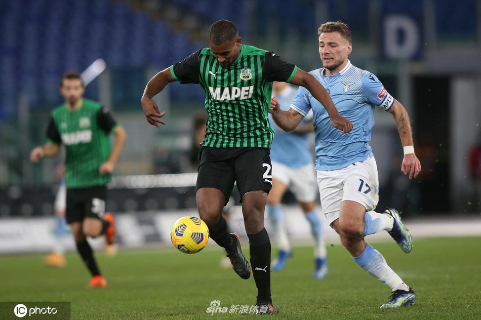 全队赛后谢场，拉齐奥众将聚拢成一圈，仿佛一个不可分割的战斗集体，蓝色的战袍下，是共同为胜利欢呼的澎湃心跳。