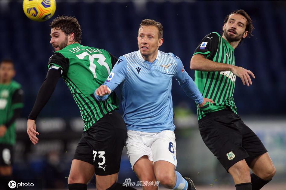 镜头捕捉到拉齐奥铁卫阿切尔比与萨索洛前锋卡普托在拼抢中四目相对，肌肉的碰撞与意志的较量在这一瞬间凝固，火药味十足。