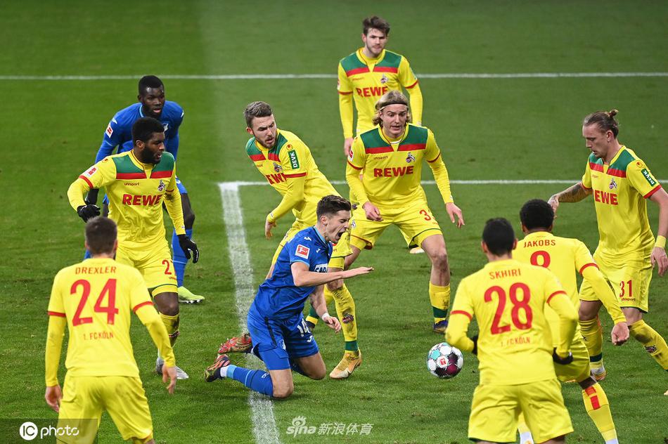 比赛结束的哨声响起，霍芬海姆的球员们如释重负地相互拥抱庆祝，他们身后的记分牌定格在3-0，而科隆球员落寞的背影则与主队球迷的欢呼声形成了充满张力的画面，记录下足球世界里最真实的喜悦与失落。