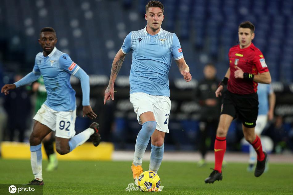 拉齐奥中場指揮官米林科维奇-萨维奇在进球后张开双臂，如同奥林匹克球场翱翔的雄鹰，他的咆哮声仿佛穿透了屏幕，点燃了整片蓝天。