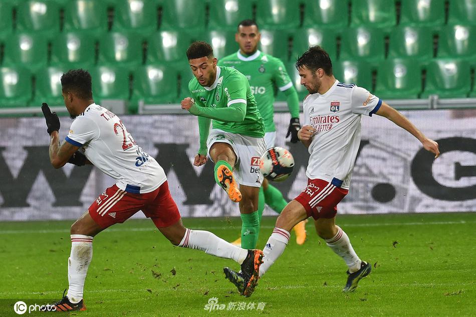 里昂球员卡德维尔在混战中冷静推射，足球应声入网，为球队首开纪录的瞬间