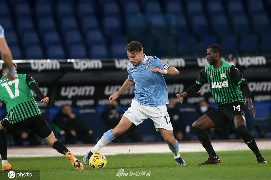 因莫比莱破门瞬间，草屑飞扬，他的眼神中燃烧着必胜的火焰，身旁的萨索洛防守球员只能目睹皮球滚入网窝，满脸无奈。