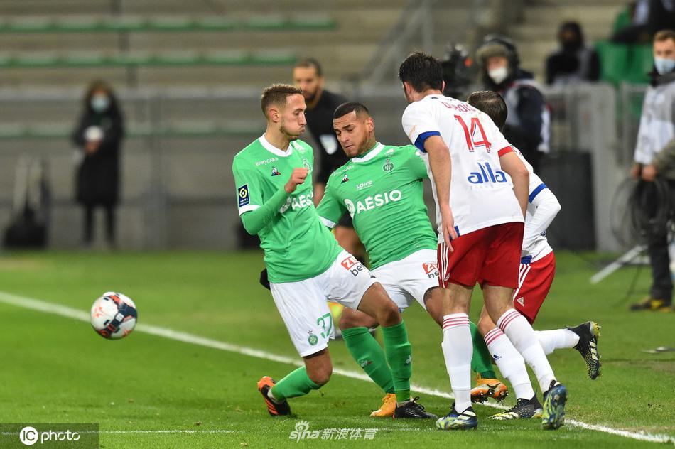 里昂后卫马塞洛在对方禁区内高高跃起头球破门，身前的防守球员只能望球兴叹