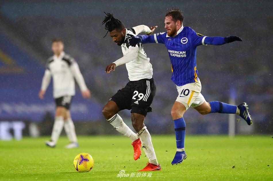 富勒姆队的后卫们在雨中筑起人墙，眼神坚毅地注视着前方准备主罚任意球的布莱顿球员，每一块肌肉都紧绷着，准备用身体去阻挡任何可能飞向球门的炮弹。