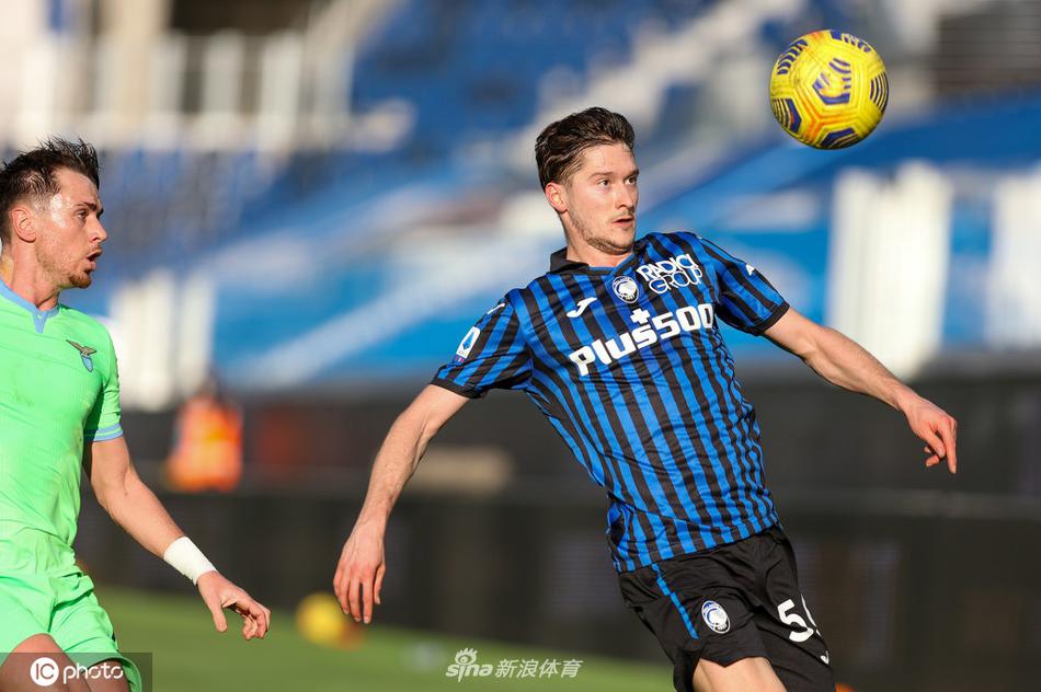 亚特兰大球员帕萨利奇在门前混战中倒地铲射，皮球应声入网，他身后的拉齐奥防守球员面露遗憾之色