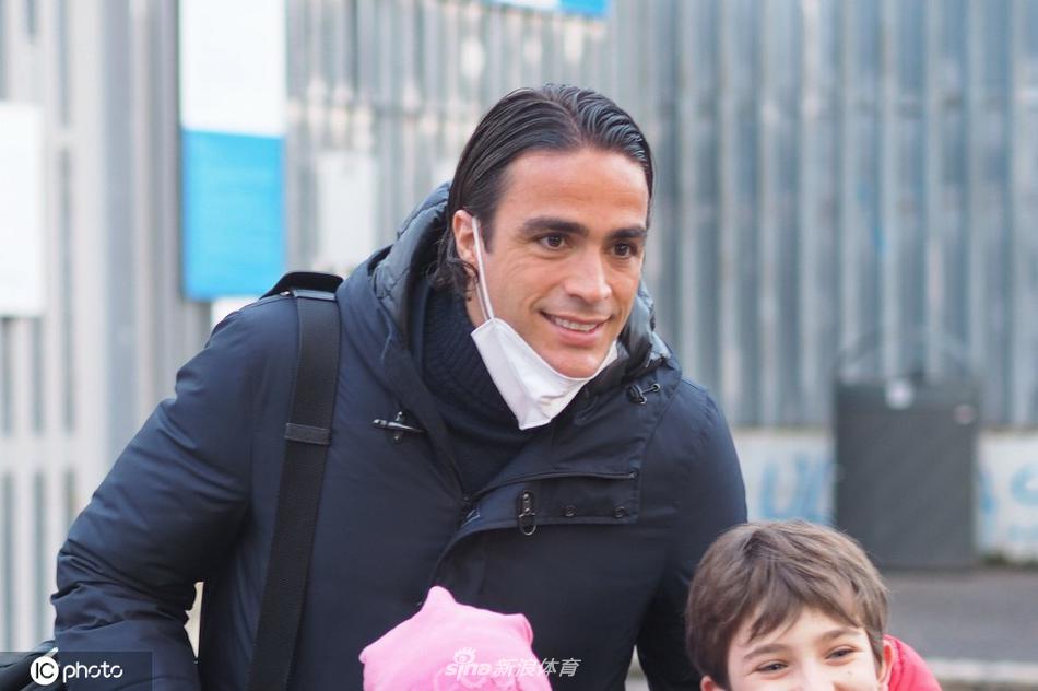 人墙隔开了球场与看台，却隔不开热爱。一只稚嫩的小手从护栏的缝隙中努力伸出，握着一件球衣，跨越了这片喧嚣，触碰到那只宽厚的大手。