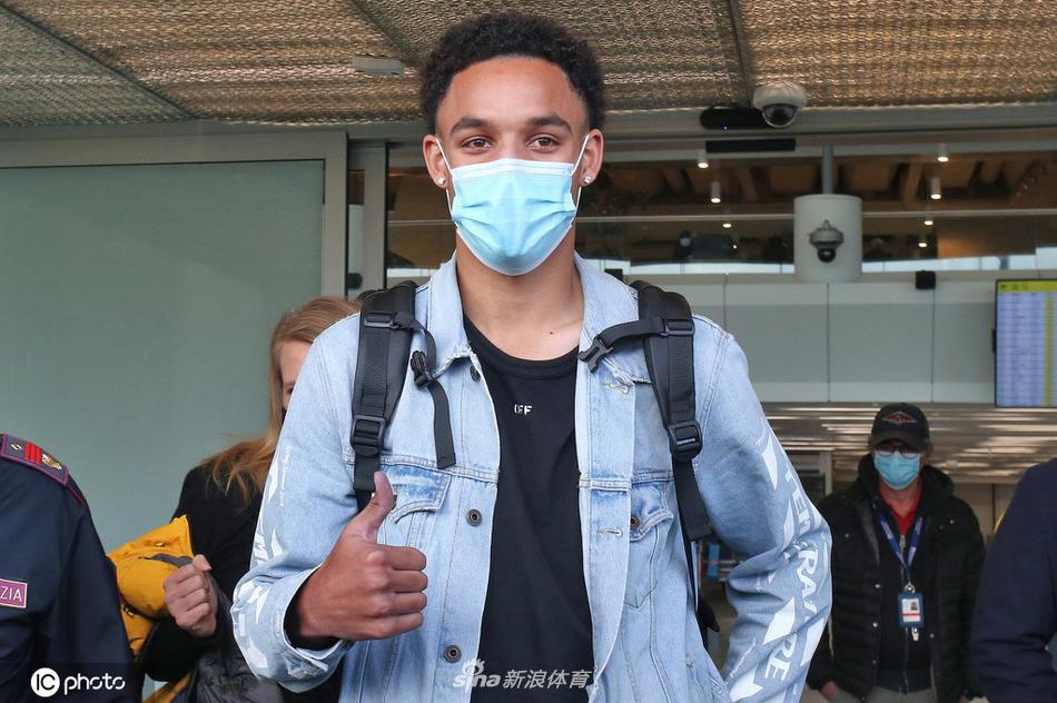 罗马正午的阳光有些刺眼，雷诺兹微微眯起眼睛，却依然保持着从容的微笑。他身穿的灰色连帽衫下是掩不住的年轻活力，背后是异国他乡的街景，这标志着他已真正踏入这座永恒之城。