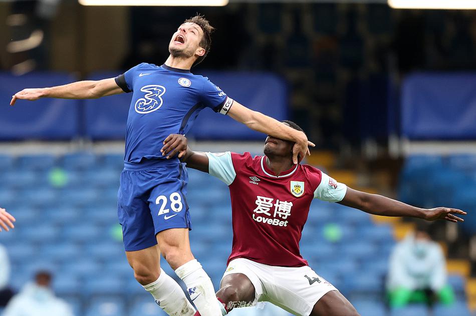 蒂亚戈-席尔瓦在防守中高高跃起头球解围，他的眼神专注，滞空能力惊人，完美展现了后防领袖的统治力与经验。